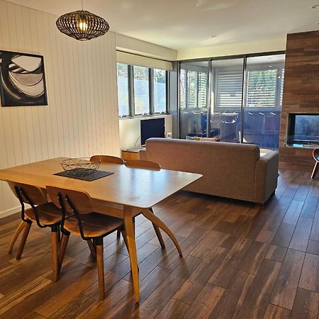 Altitude On מונטוויל מראה חיצוני תמונה A living room with a fireplace