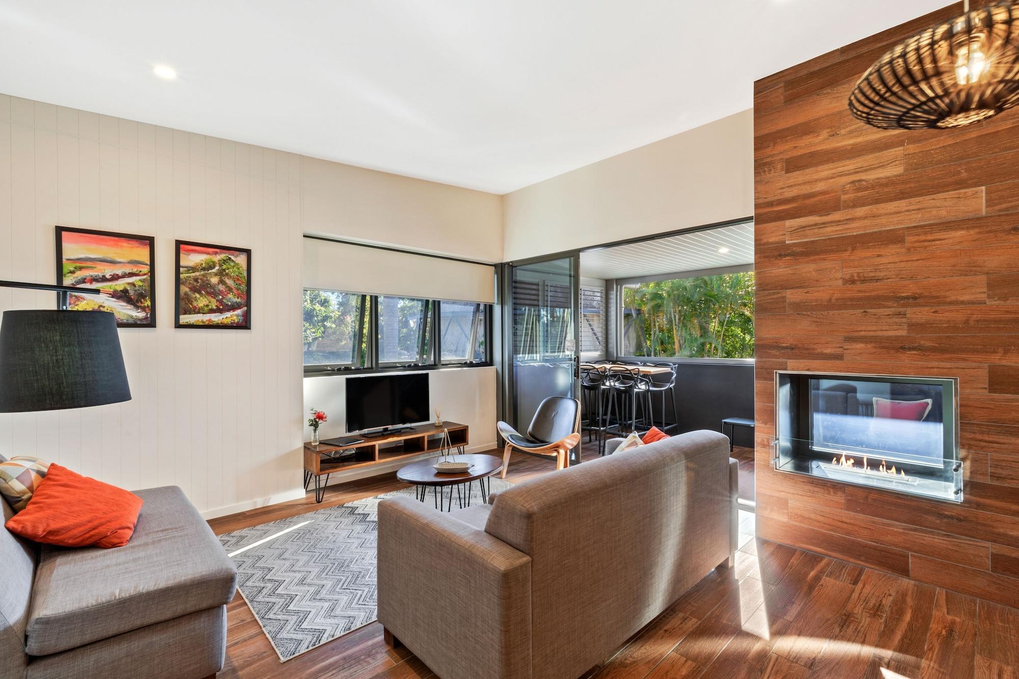 Altitude On מונטוויל מראה חיצוני תמונה A living room with a fireplace