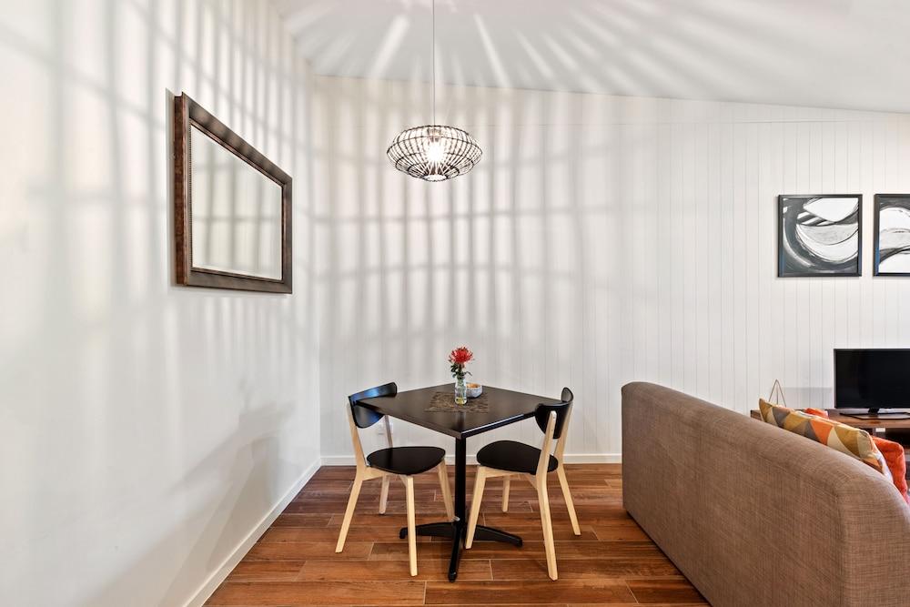 Altitude On מונטוויל מראה חיצוני תמונה A dining room