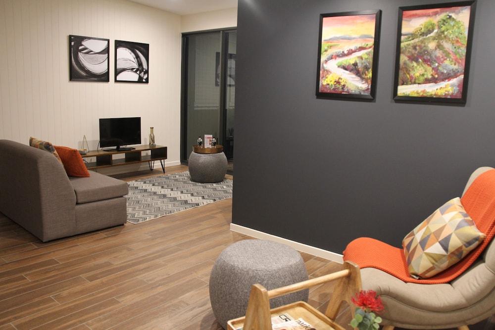 Altitude On מונטוויל מראה חיצוני תמונה A staged living room