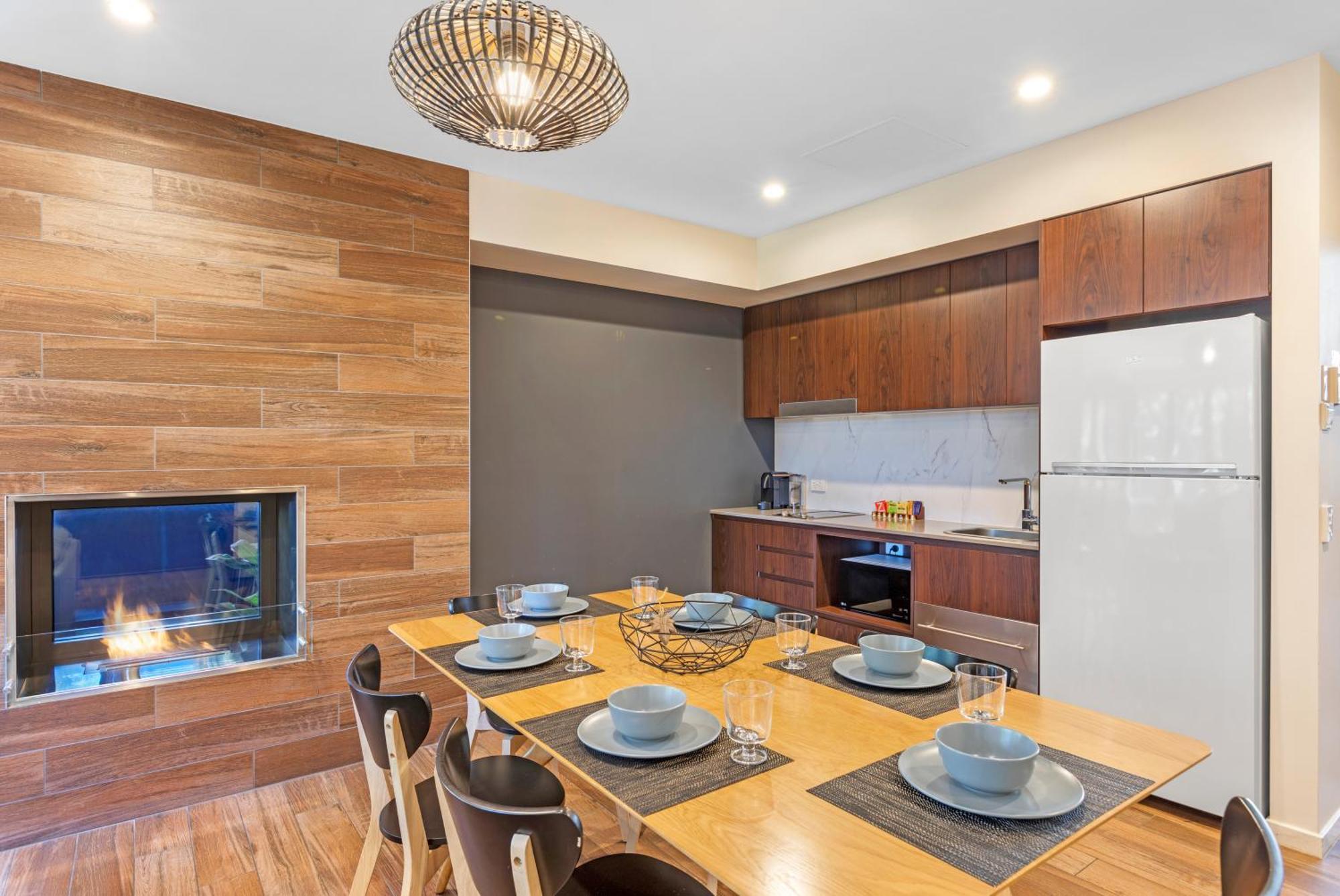Altitude On מונטוויל חדר תמונה A kitchen in a typical apartment