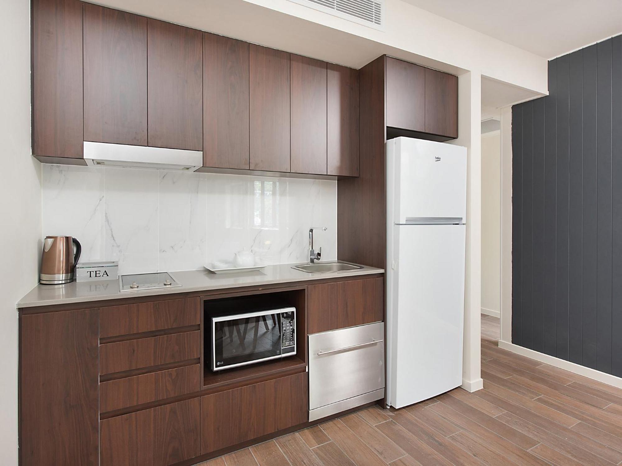 Altitude On מונטוויל חדר תמונה A typical kitchen in a student apartment
