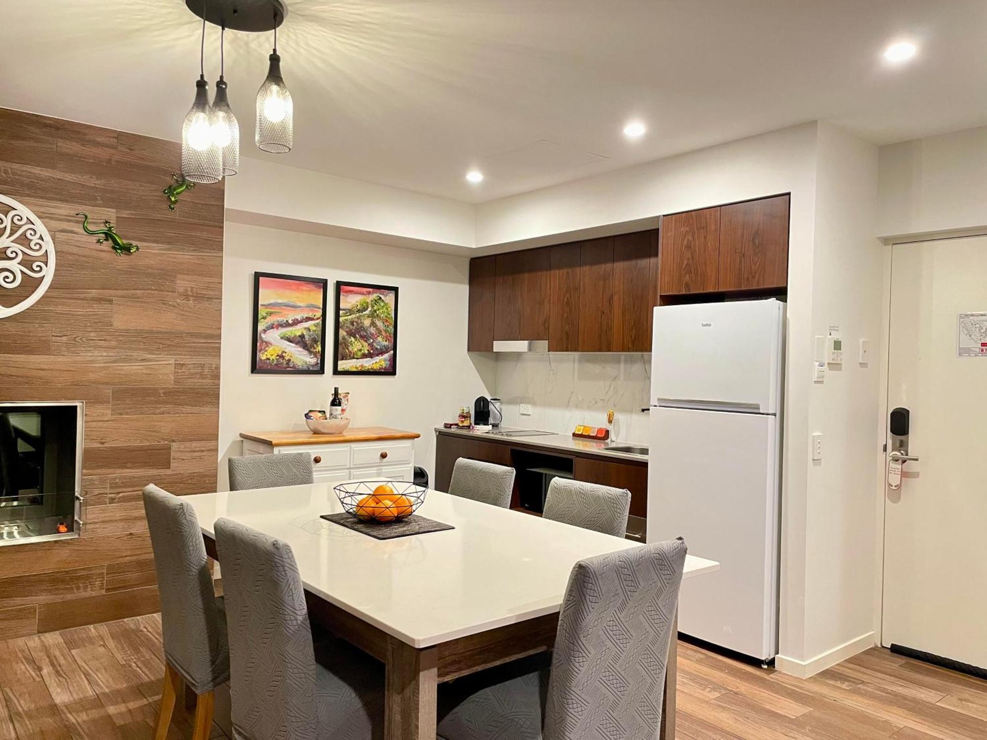 Altitude On מונטוויל חדר תמונה A kitchen in a serviced apartment
