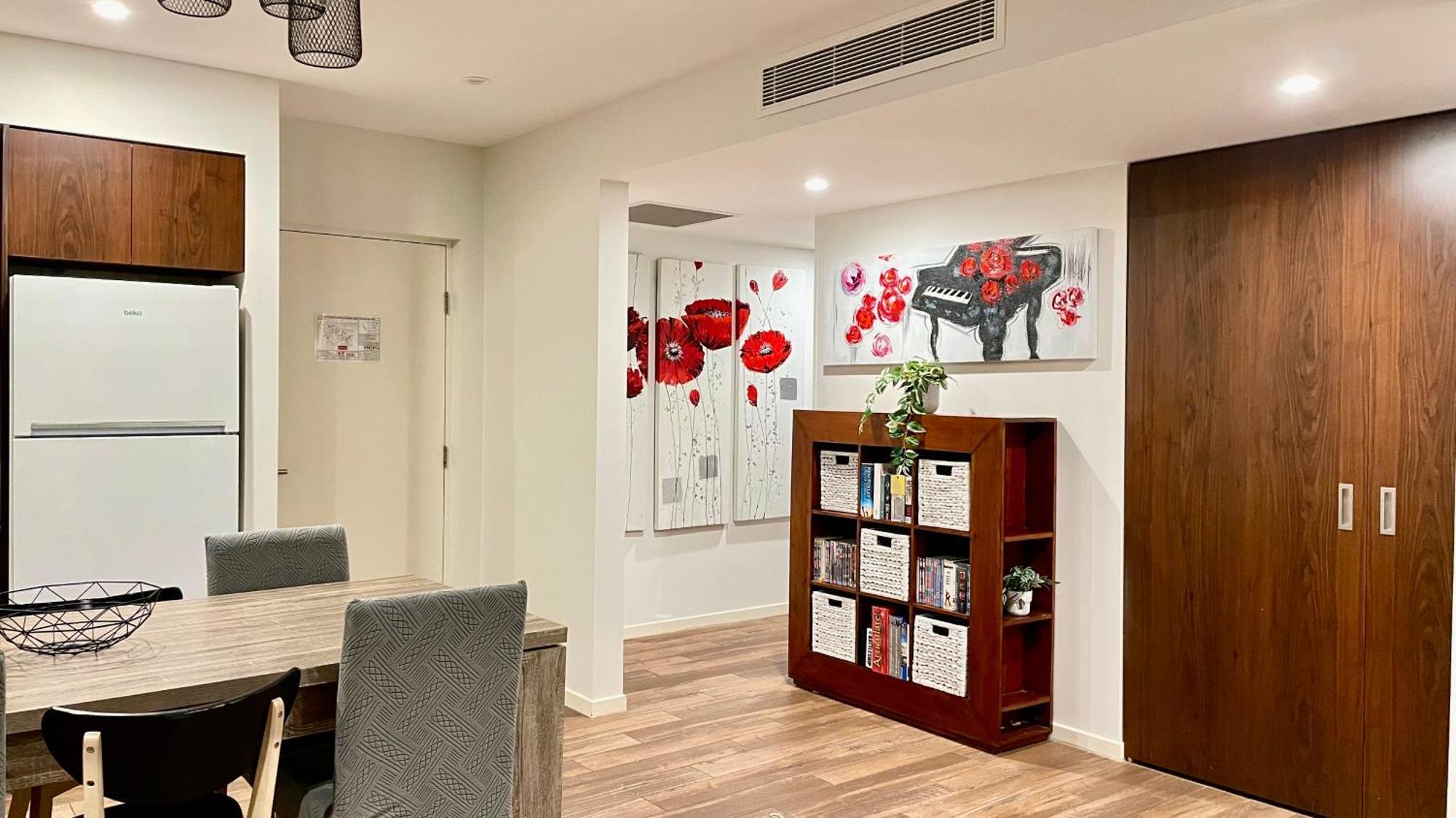 Altitude On מונטוויל חדר תמונה A typical apartment interior