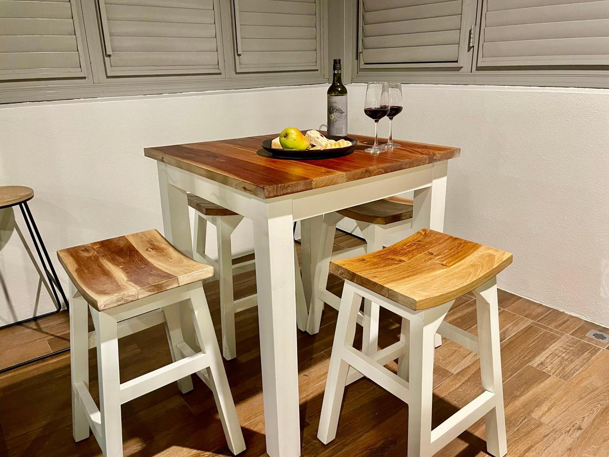 Altitude On מונטוויל חדר תמונה A bar table with bar stools