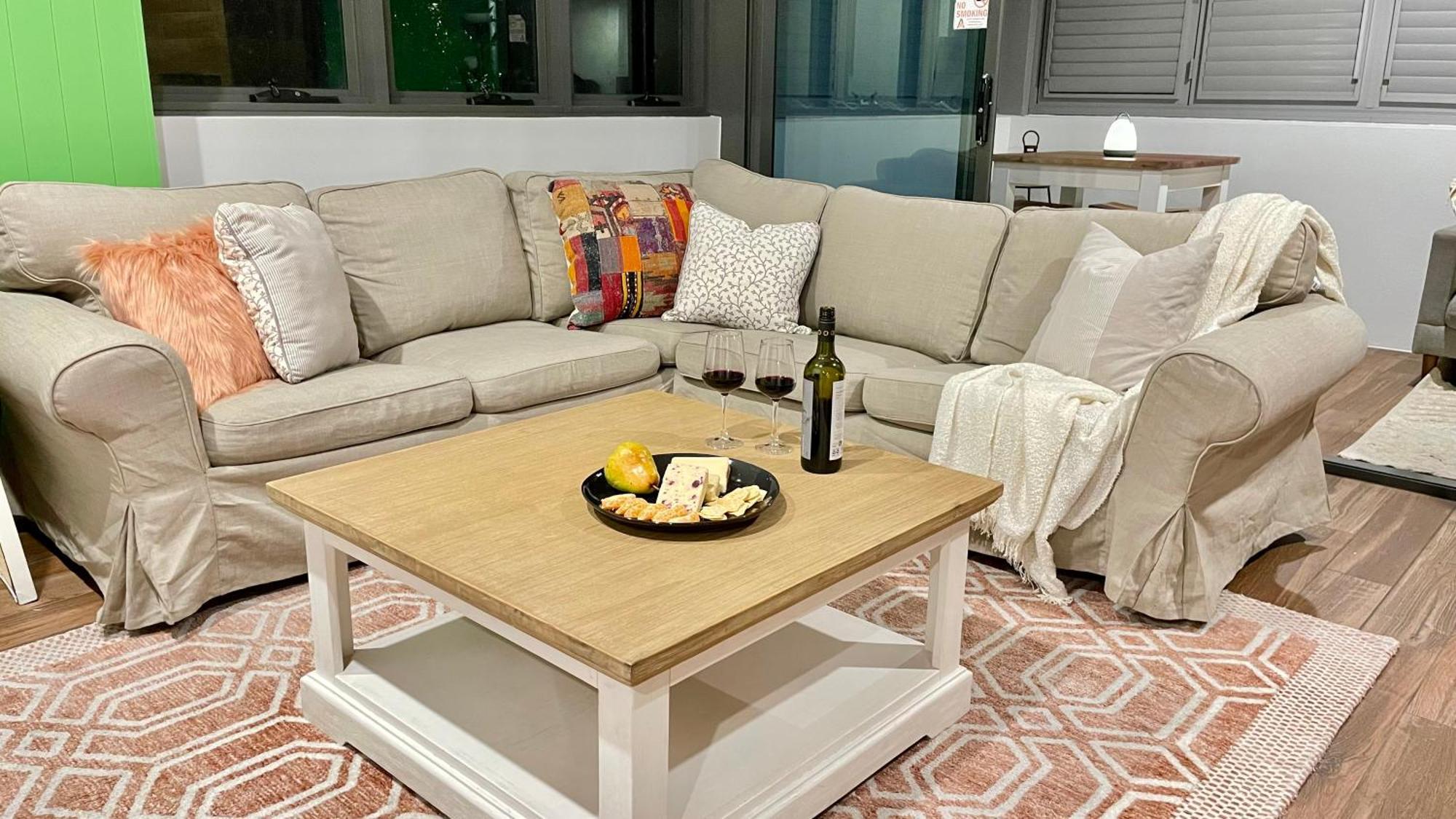 Altitude On מונטוויל חדר תמונה A coffee table in a living room