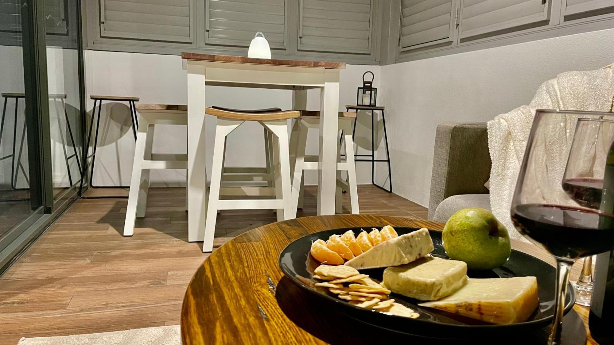 Altitude On מונטוויל חדר תמונה A kitchen with a breakfast bar