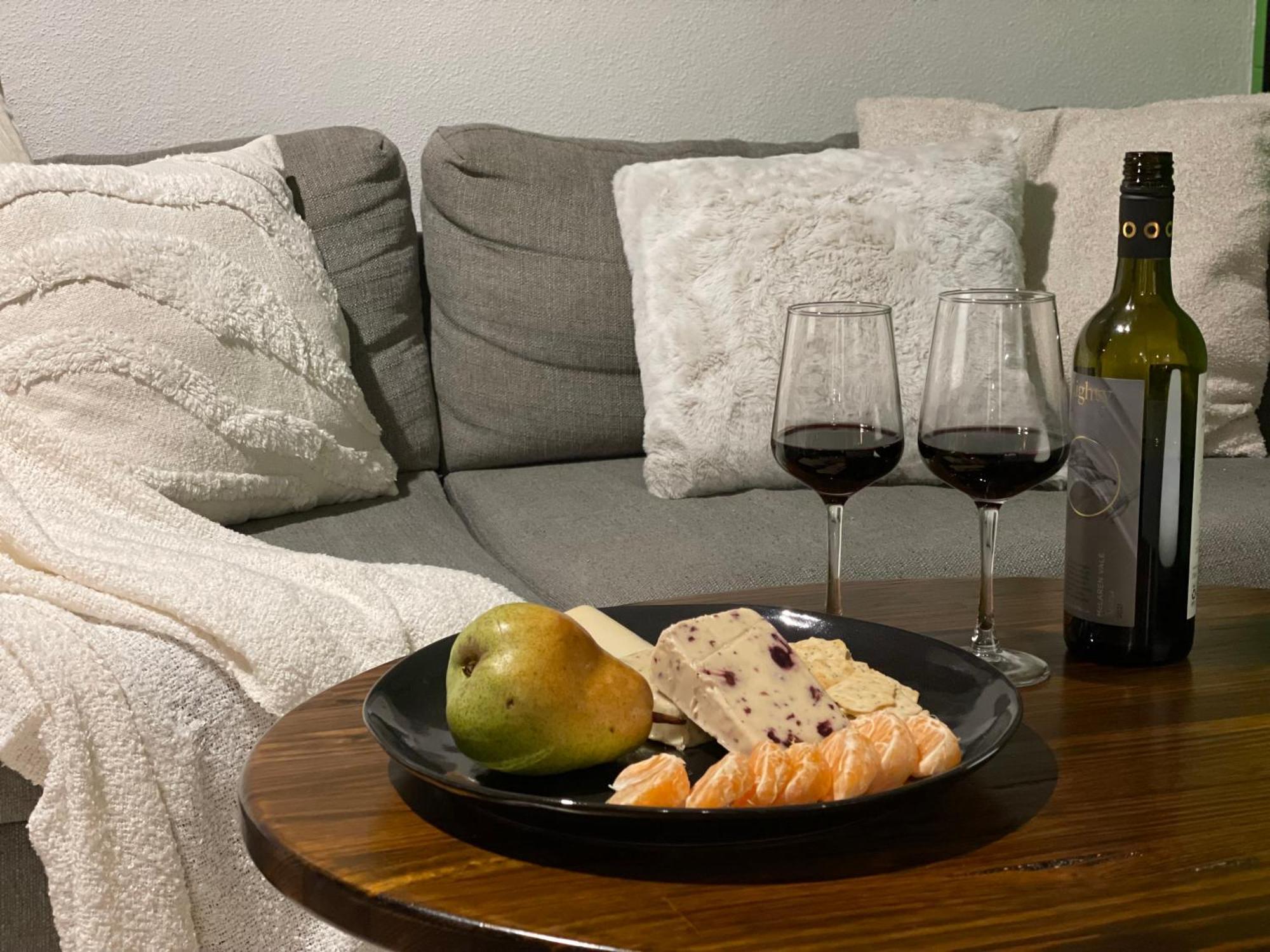 Altitude On מונטוויל חדר תמונה A wine and cheese pairing