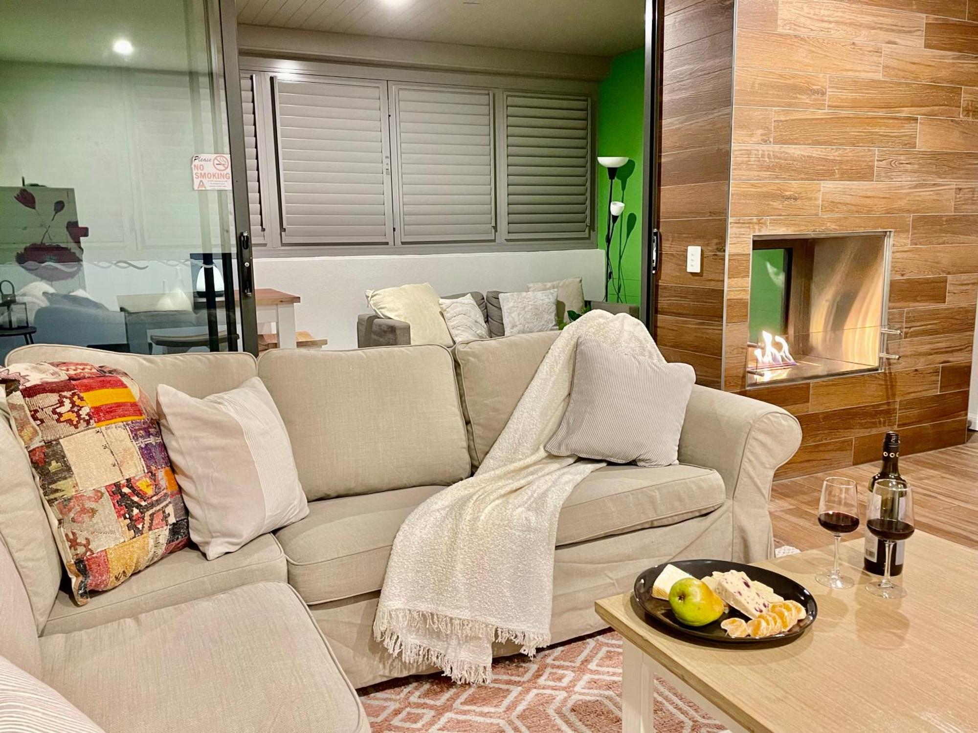 Altitude On מונטוויל חדר תמונה A living room with a fireplace