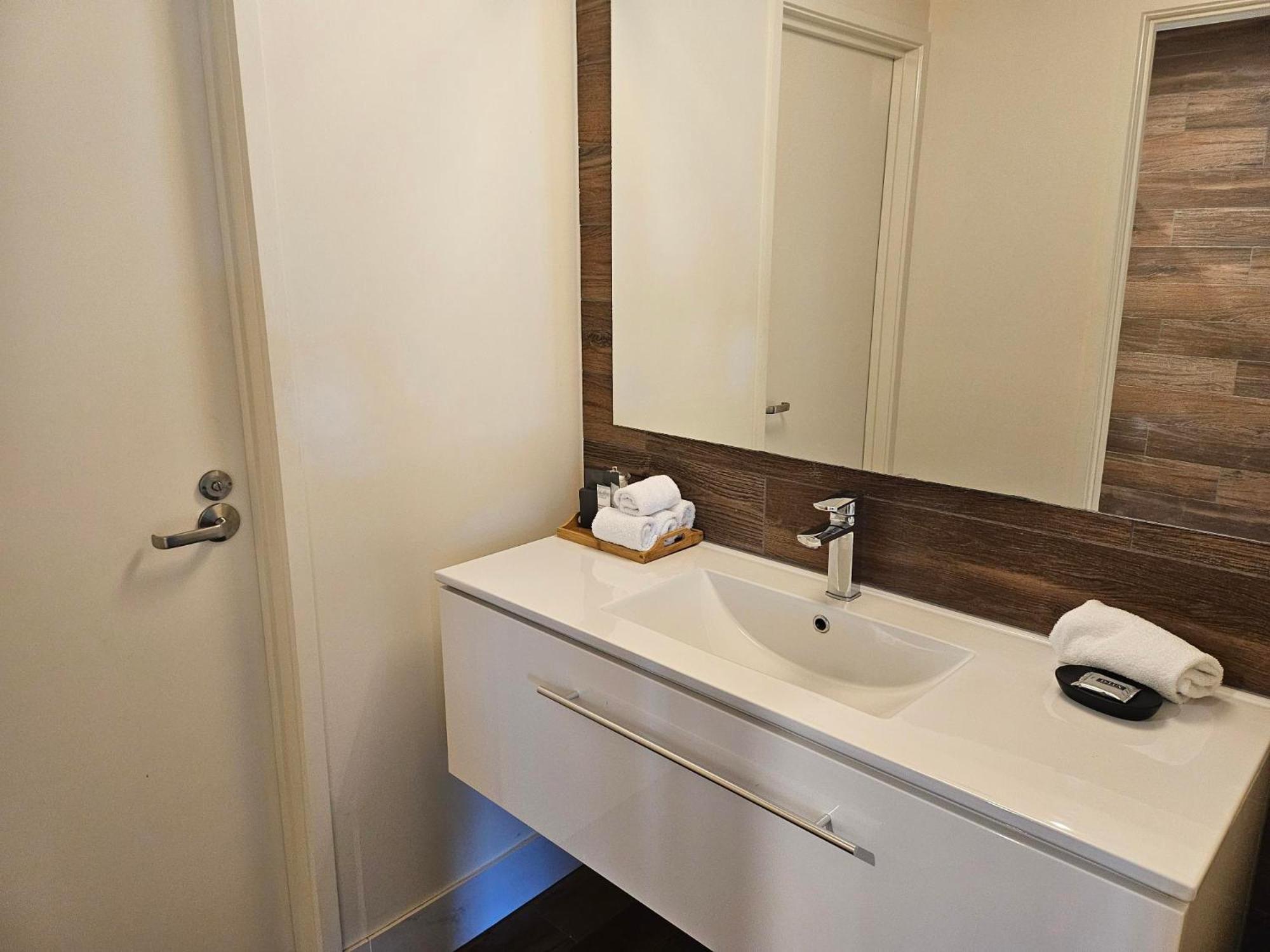 Altitude On מונטוויל מראה חיצוני תמונה Bathroom