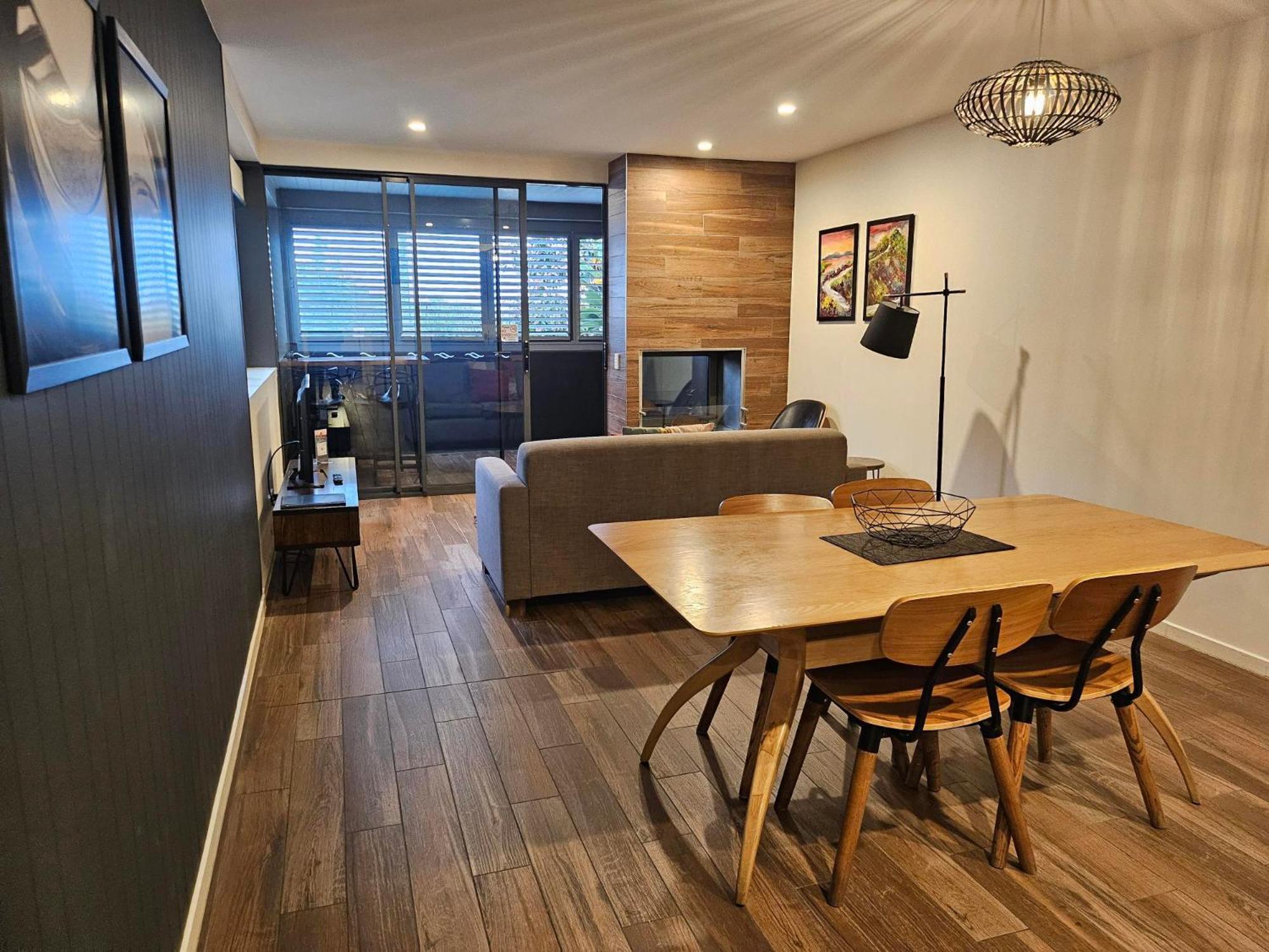 Altitude On מונטוויל חדר תמונה A living room in a typical apartment at the complex