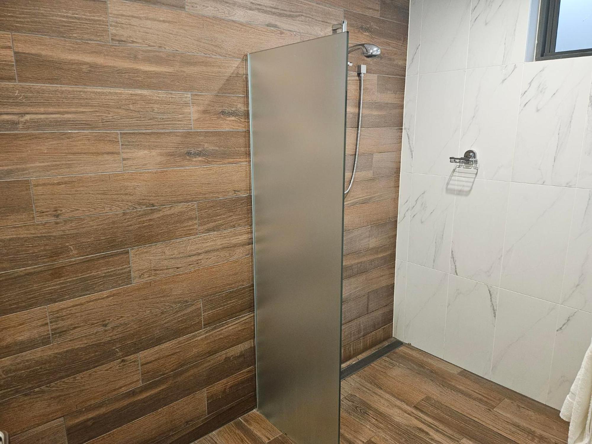 Altitude On מונטוויל מראה חיצוני תמונה A shower with a fixed shower head