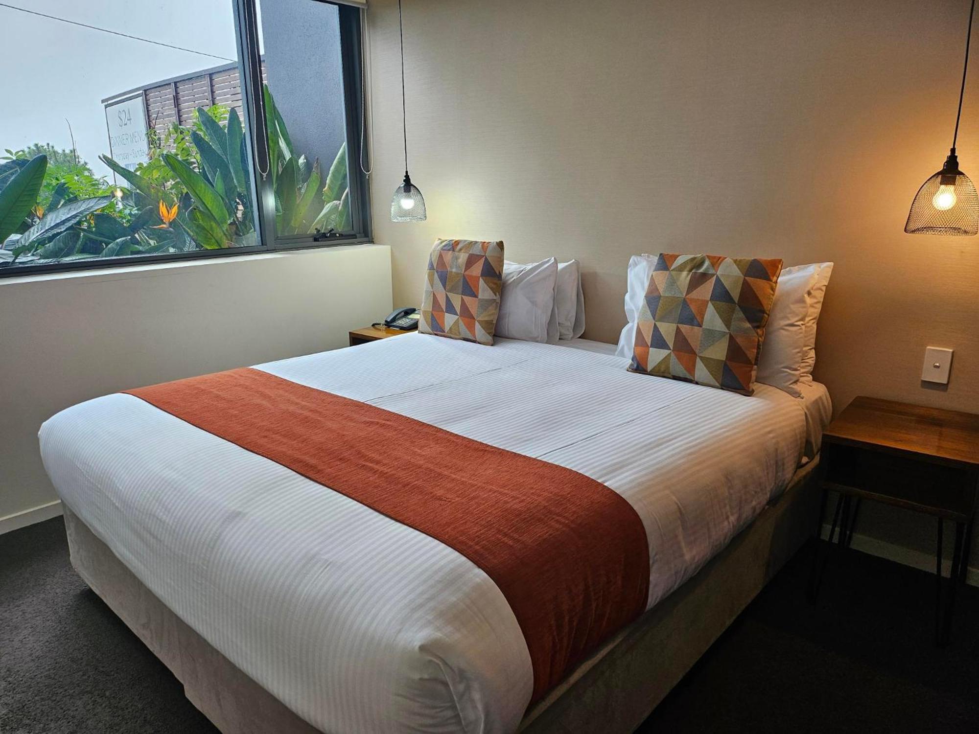 Altitude On מונטוויל חדר תמונה A bed with a bed runner