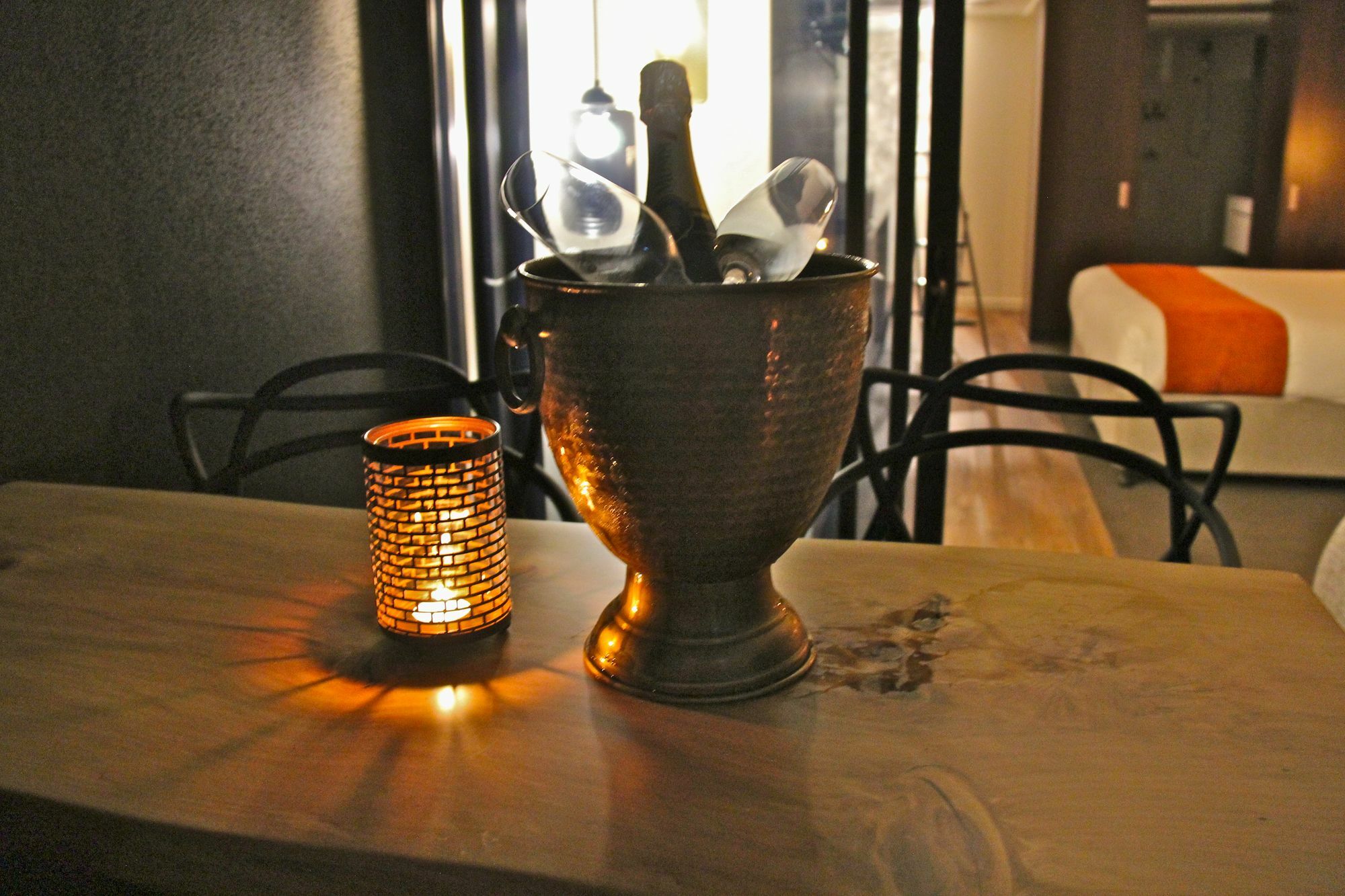 Altitude On מונטוויל מראה חיצוני תמונה Champagne in a champagne bucket